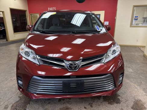 Used 2018 Toyota Sienna XLE w/ XLE Navigation Package image 2