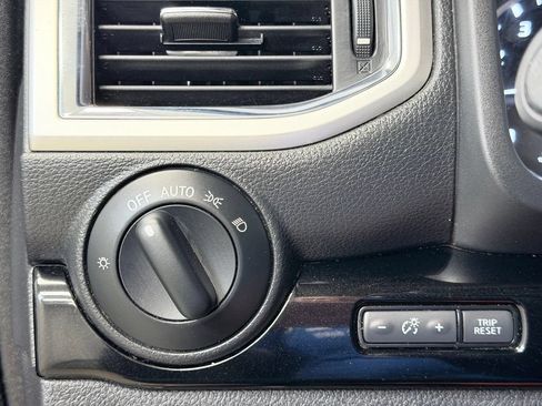 Used 2020 Nissan Titan SV w/ SV Convenience Package AWD/4WD image 38
