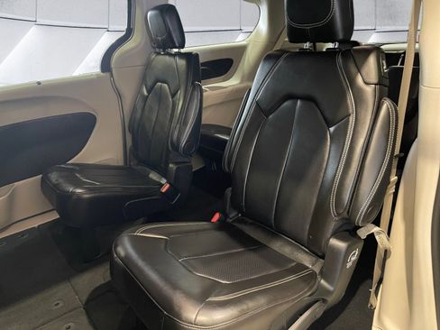 Used 2024 Chrysler Pacifica Touring-L FWD image 31