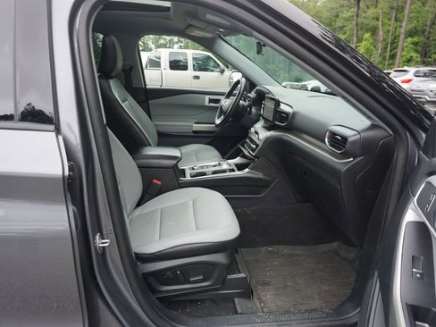 Used 2021 Ford Explorer XLT w/ Equipment Group 202A AWD/4WD image 19