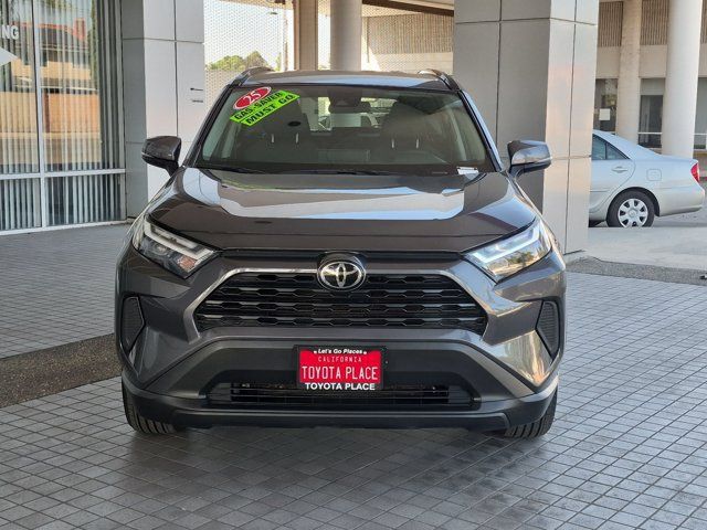Used 2025 Toyota RAV4 XLE AWD/4WD image 2