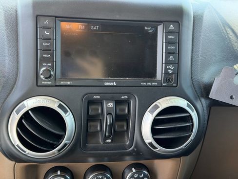 Used 2016 Jeep Wrangler Unlimited Sahara w/ Connectivity Group AWD/4WD image 18