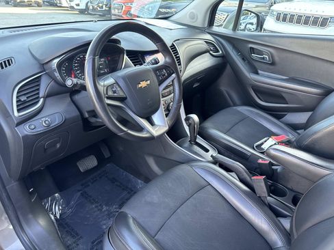 Used 2021 Chevrolet Trax LT w/ LT Convenience Package FWD image 13