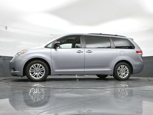 Used 2014 Toyota Sienna XLE FWD image 37