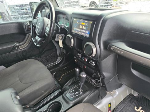 Used 2016 Jeep Wrangler Unlimited Sport image 31