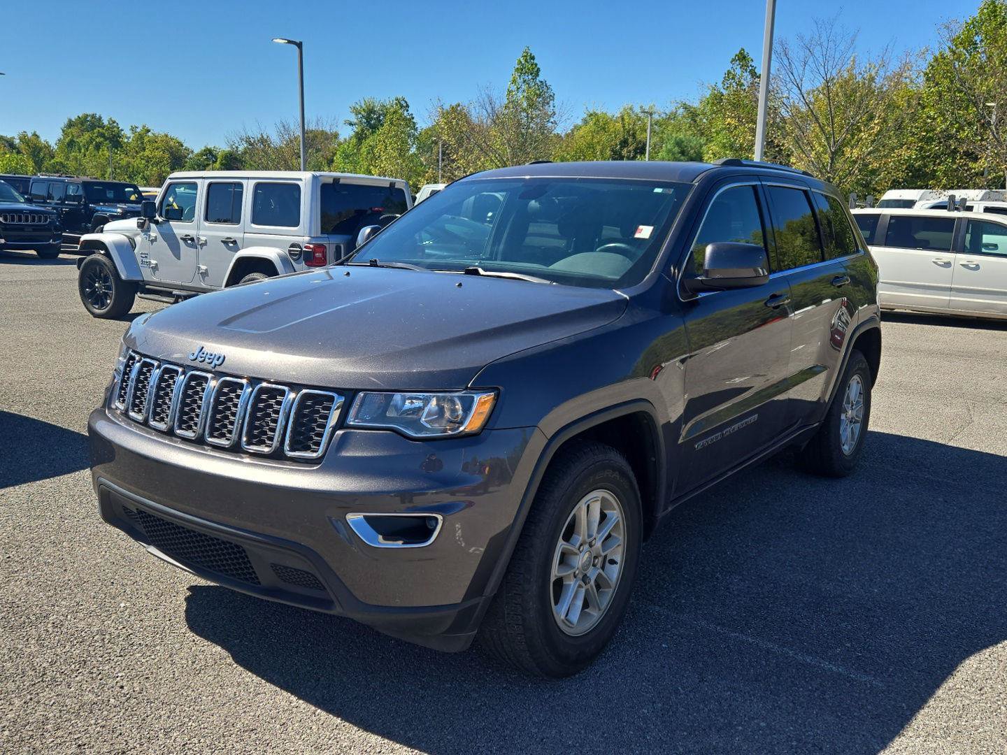 Used 2020 Jeep Grand Cherokee Laredo RWD image 3