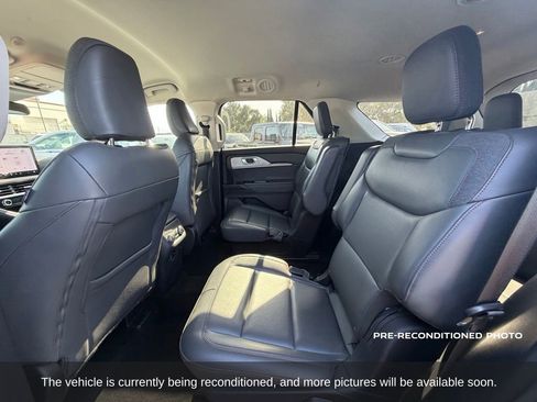 Used 2025 Ford Explorer Active w/ Active Comfort Package RWD image 12