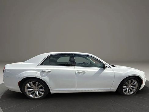Used 2019 Chrysler 300 Touring w/ Chrome Appearance Package image 4