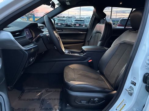 New 2026 Jeep Grand Cherokee Altitude image 10