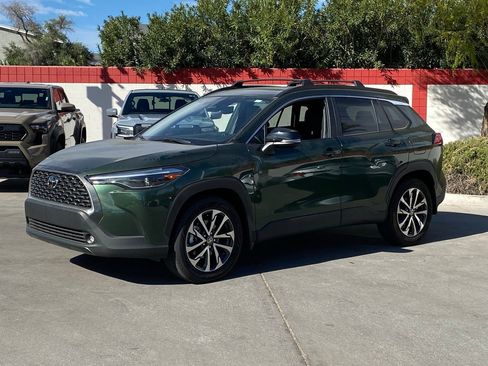 Used 2025 Toyota Corolla Cross XLE image 4