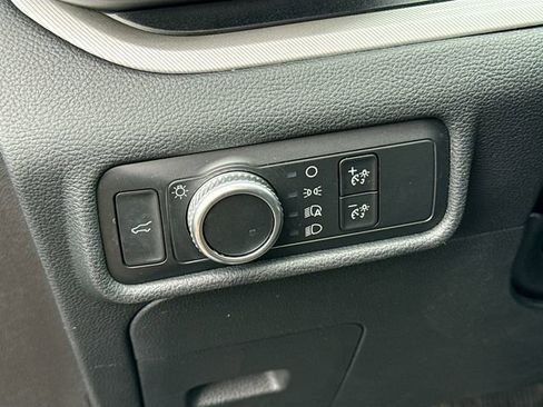 Used 2020 Ford Explorer XLT image 11