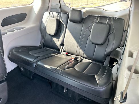 Used 2024 Chrysler Pacifica Touring-L image 22