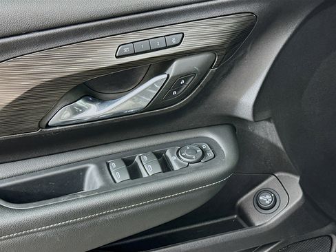 Used 2024 GMC Terrain SLT image 15