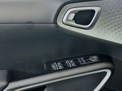 Used 2025 Kia Soul LX w/ LX Technology Package FWD image 15