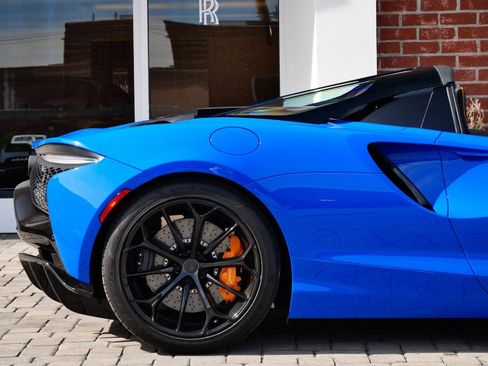 Used 2025 McLaren Artura Spider image 16