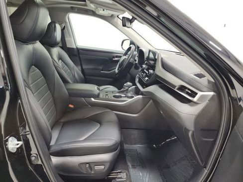 Used 2023 Toyota Highlander XLE FWD image 13