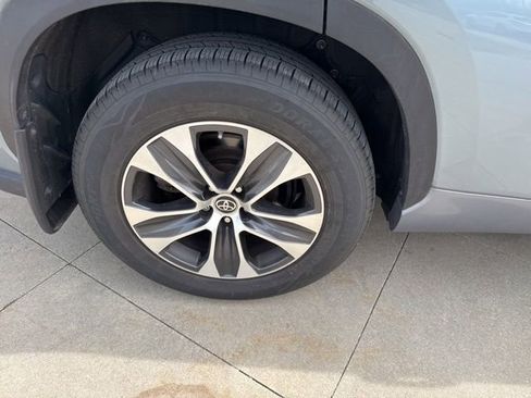 Used 2021 Toyota Highlander XLE image 10