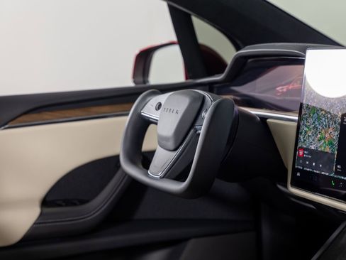 Used 2023 Tesla Model X image 29