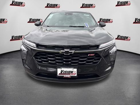 Used 2024 Chevrolet Trax RS w/ Driver Confidence Package FWD image 2