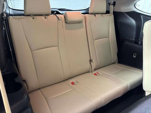 Used 2023 Toyota Highlander XLE AWD/4WD image 11