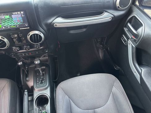 Used 2017 Jeep Wrangler Unlimited Rubicon w/ Connectivity Group image 12