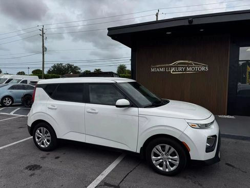 Used 2022 Kia Soul LX FWD image 2
