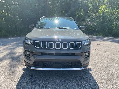 Used 2023 Jeep Compass Limited AWD/4WD image 2