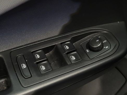 Used 2023 Volkswagen Taos SE w/ Black Wheel Package image 27