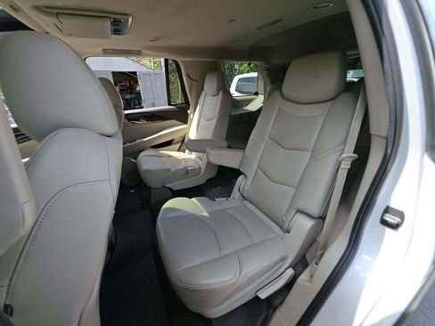 Used 2017 Cadillac Escalade Luxury AWD/4WD image 10