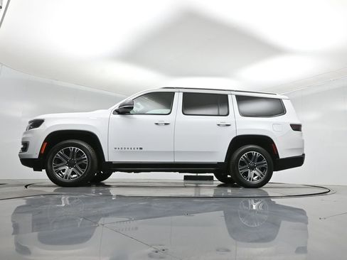 Used 2024 Jeep Wagoneer Series II w/ Flexible Seating Group image 8