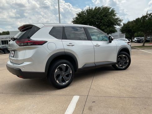 Used 2025 Nissan Rogue SV FWD image 4