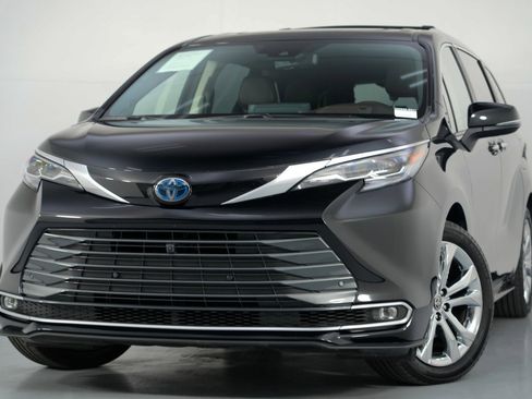 Used 2024 Toyota Sienna Platinum image 3
