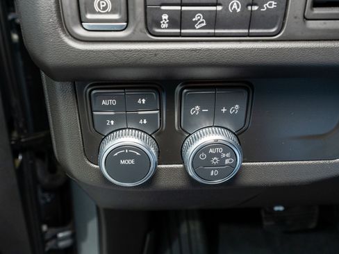 Used 2022 GMC Yukon XL AT4 image 32