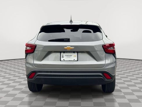 Used 2024 Chevrolet Trax LS w/ Driver Confidence Package FWD image 5