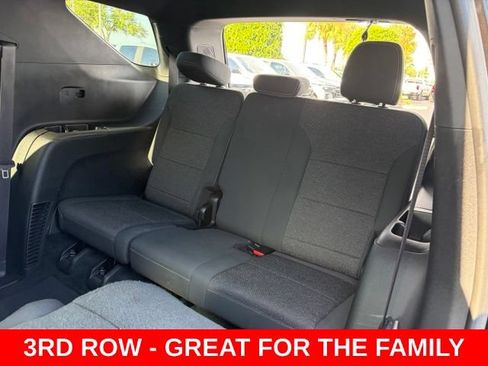 Used 2025 Chevrolet Traverse LT FWD image 16