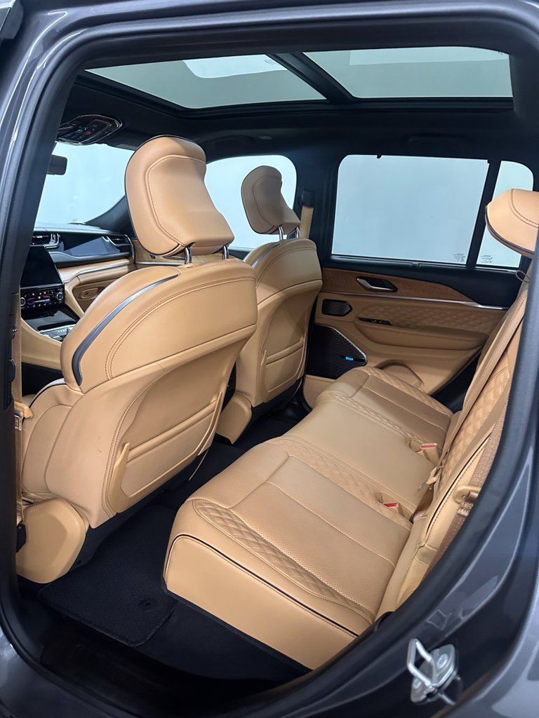 Used 2023 Jeep Grand Cherokee Summit AWD/4WD image 28