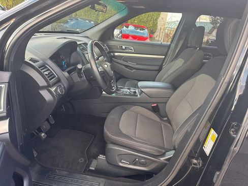 Used 2018 Ford Explorer XLT image 2