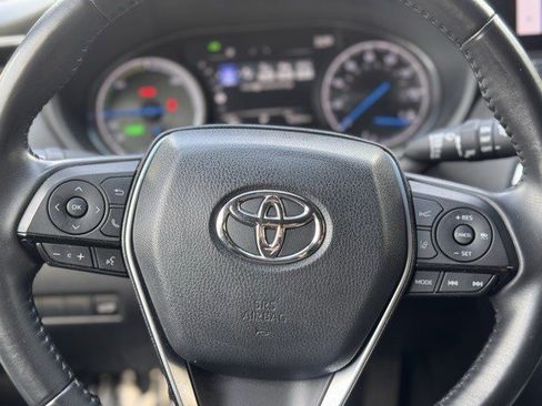 Used 2023 Toyota Venza XLE image 16
