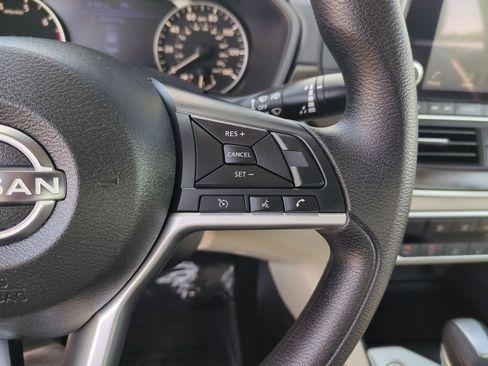 Used 2025 Nissan Altima 2.5 SV FWD image 13