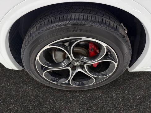 Used 2022 Alfa Romeo Stelvio Veloce image 9