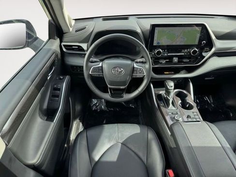 Certified 2025 Toyota Highlander Platinum AWD/4WD image 5