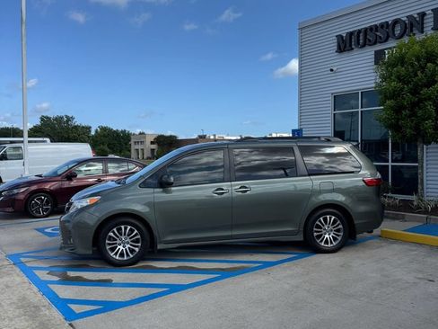 Used 2020 Toyota Sienna XLE w/ XLE Navigation Package FWD image 3