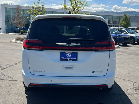 Used 2024 Chrysler Pacifica Limited FWD image 6
