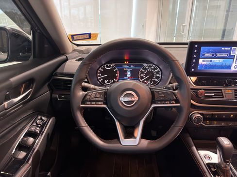 Used 2024 Nissan Altima 2.5 SR w/ SR Premium Package FWD image 15