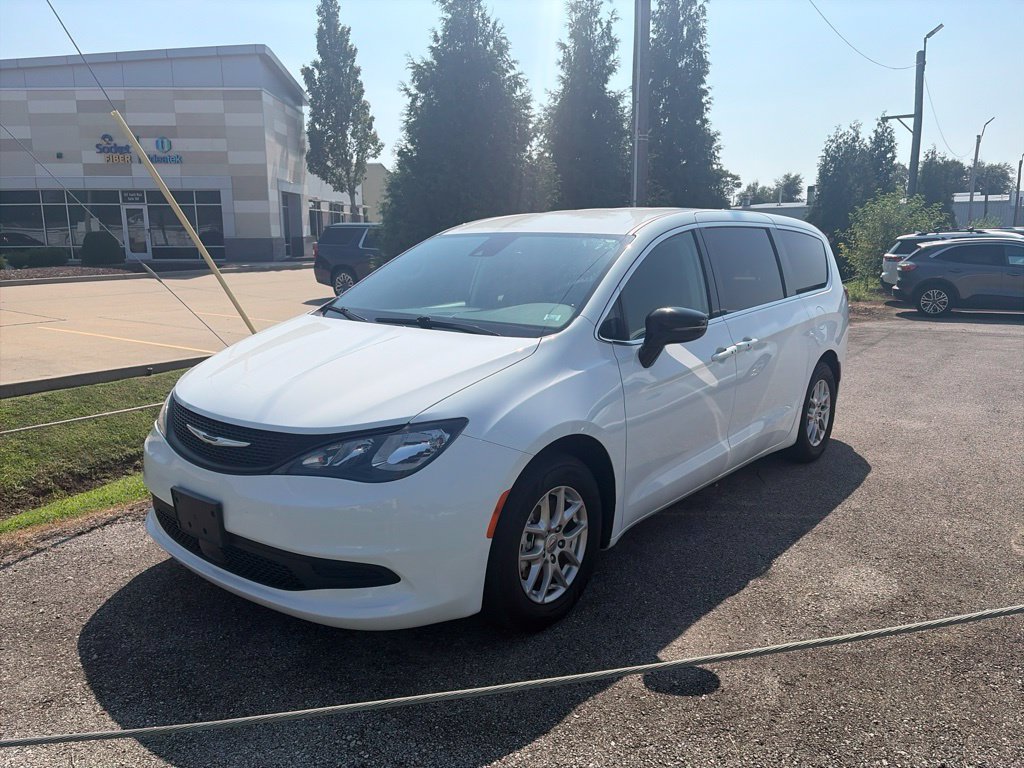 Used 2024 Chrysler Voyager LX FWD image 2