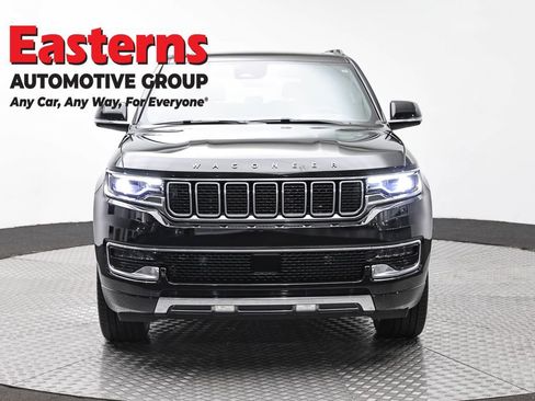Used 2024 Jeep Wagoneer Series III w/ Premium Group I AWD/4WD image 2