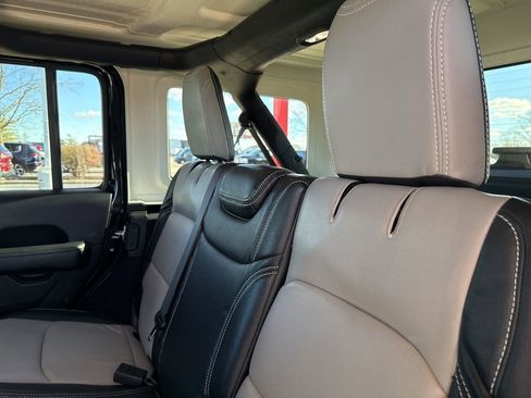 Used 2018 Jeep Wrangler Unlimited Sahara image 20
