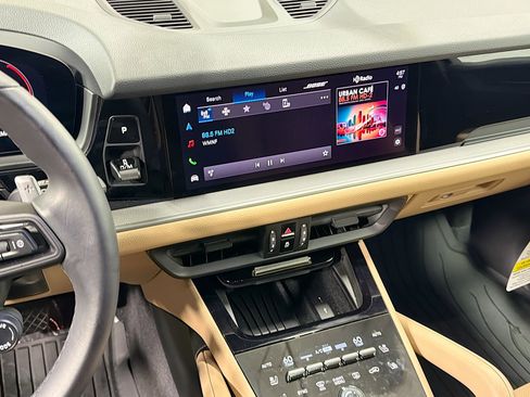 Used 2025 Porsche Cayenne image 27