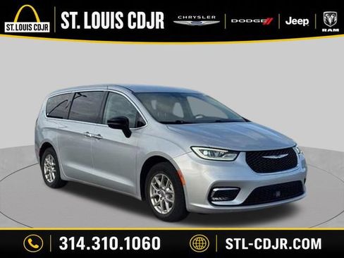 Used 2024 Chrysler Pacifica Touring-L FWD image 1