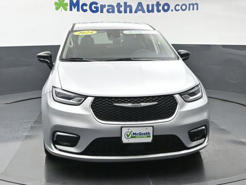 Used 2024 Chrysler Pacifica Touring-L FWD image 5